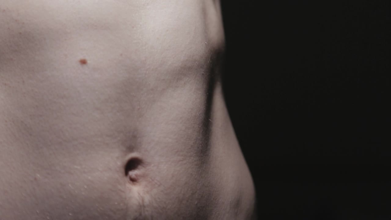 un joven mostrando abdominales - hombre musculoso - tiro medio