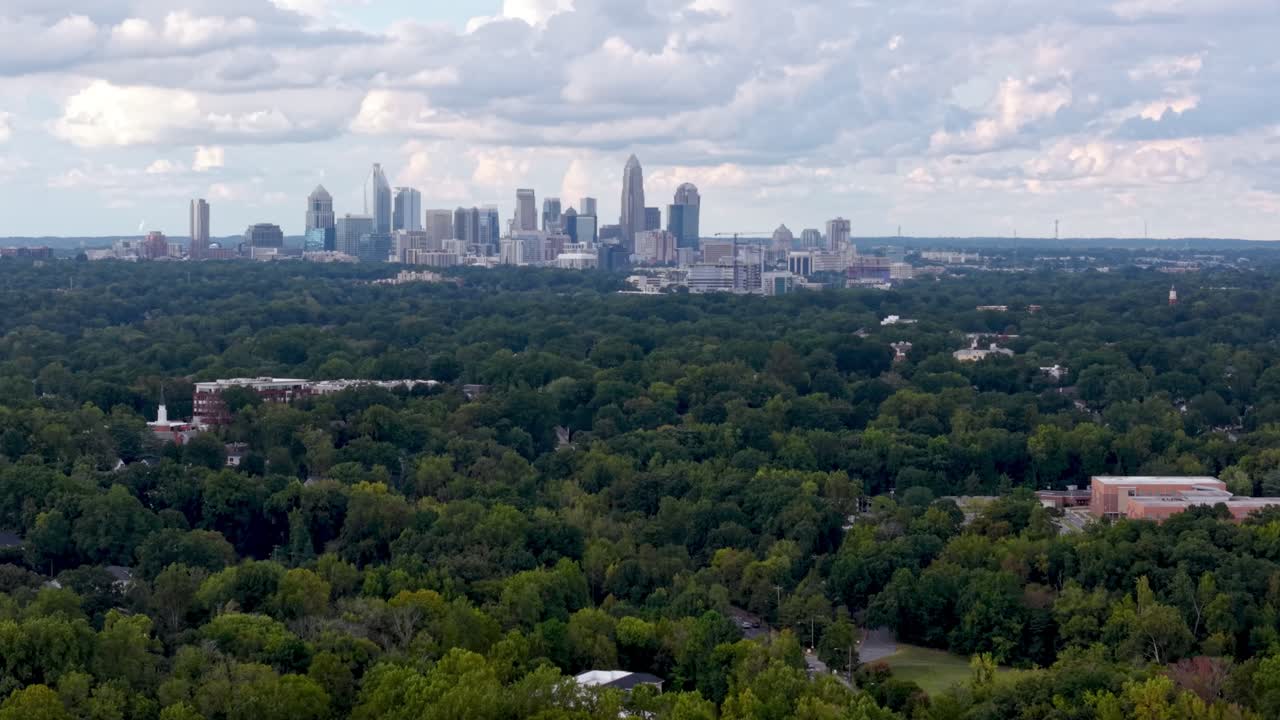 샬럿 NC의 높은 곳에서 아래로 밀어내기, 멀리 노스캐롤라이나