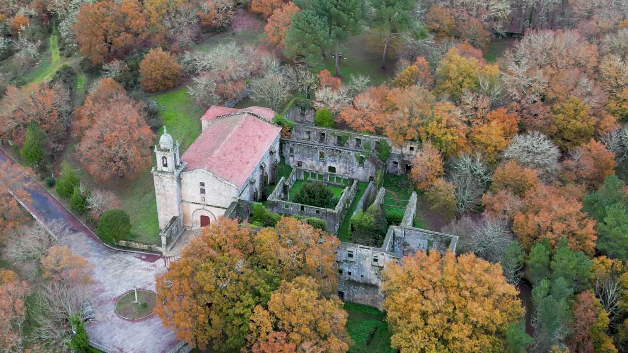 orbita aérea zoom en el antiguo monasterio en xinzo de limia ourense, españa
