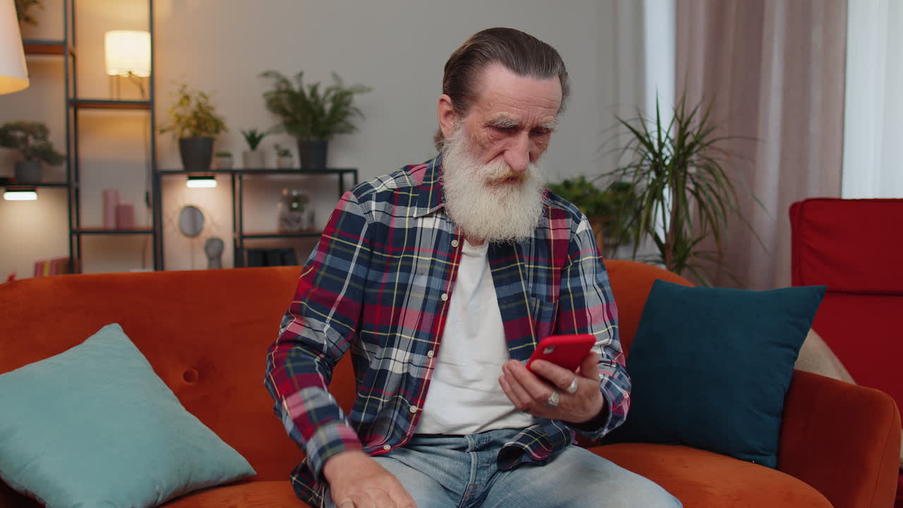 anciano abuelo hombre uso de teléfono inteligente sorprendido por malas noticias, pérdida de fortuna, fracaso, resultados de la lotería