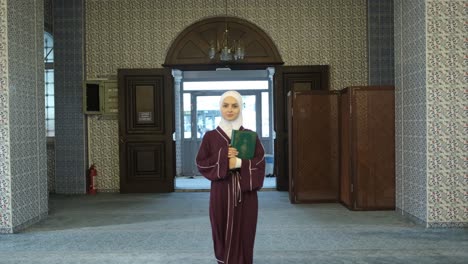 Muslimische-Frau-In-Der-Moschee