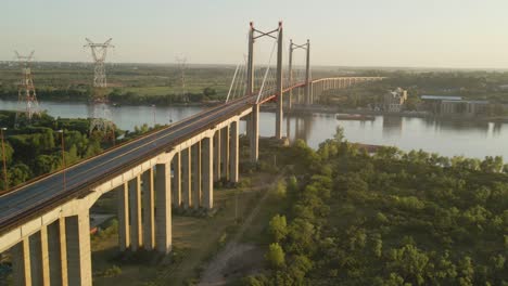 toma aérea del puente zarate brazo largo cruzando el río paraná al atardecer