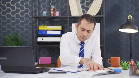 Businessman-working-with-focus-serious.