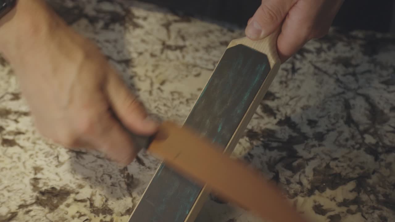 부 ⁇ 에서 칼을 날카롭게 하는 가까운