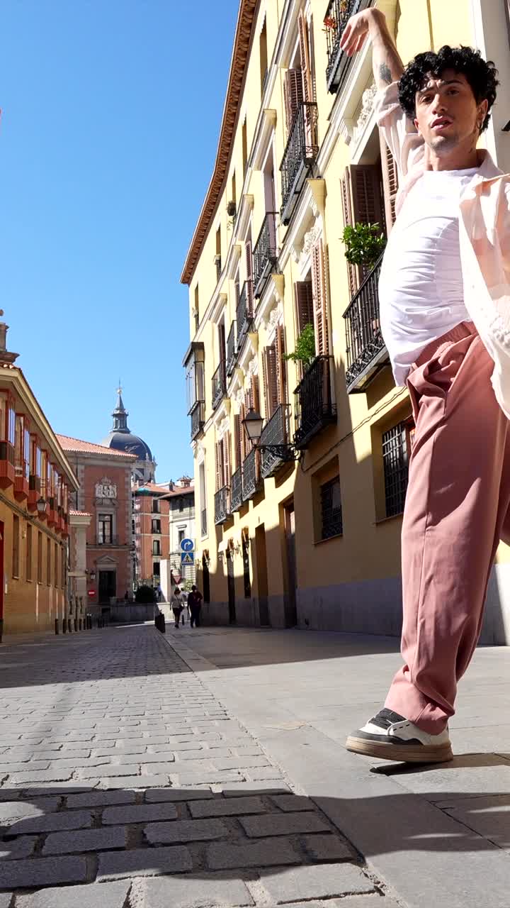 Hombres bailando en una calle de la ciudad