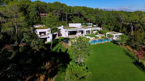 toma aérea lenta y reveladora de una villa de lujo en el sur de francia con piscina privada.