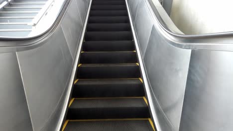 Escalera-Mecánica-En-Un-Centro-Comercial