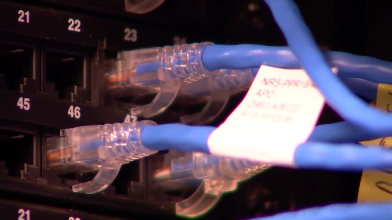 кабель и проводка соединяют серверы в огромном центре обработки данных 1