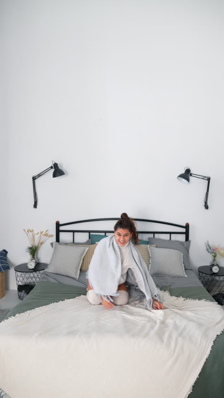 mujer relajándose en una cama