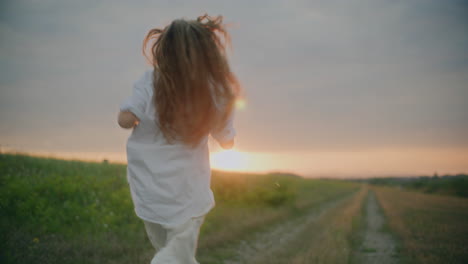 Mujer-Alegre-Corriendo-Hacia-El-Sol