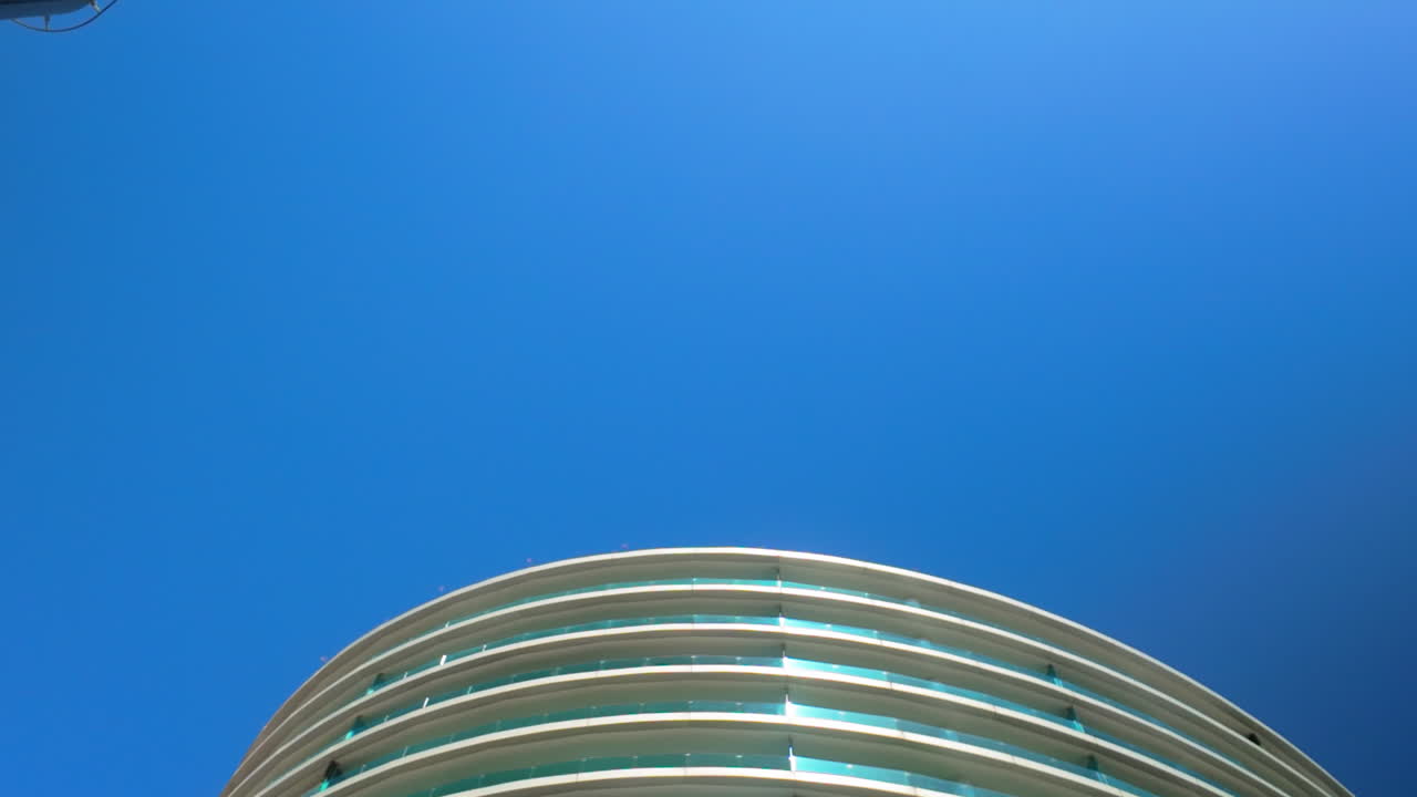 arquitectura moderna en gibraltar con diseño curvo contra un cielo azul claro