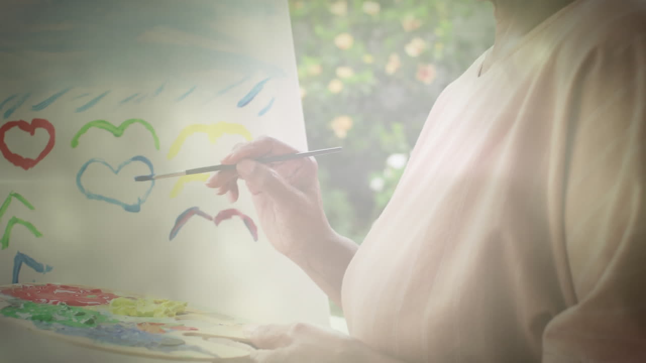 미소 짓는 고령 여성 그림 위에 반 ⁇ 이는 빛의 애니메이션