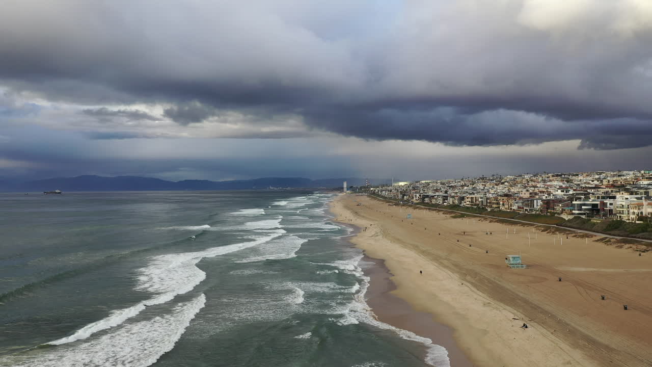 vista aérea de drones de una playa costera vacía en california