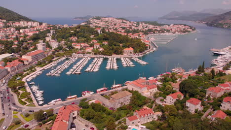 Toma-De-Drones-Del-Centro-De-Dubvrovnik-Croacia---Bahía-Con-Barcos