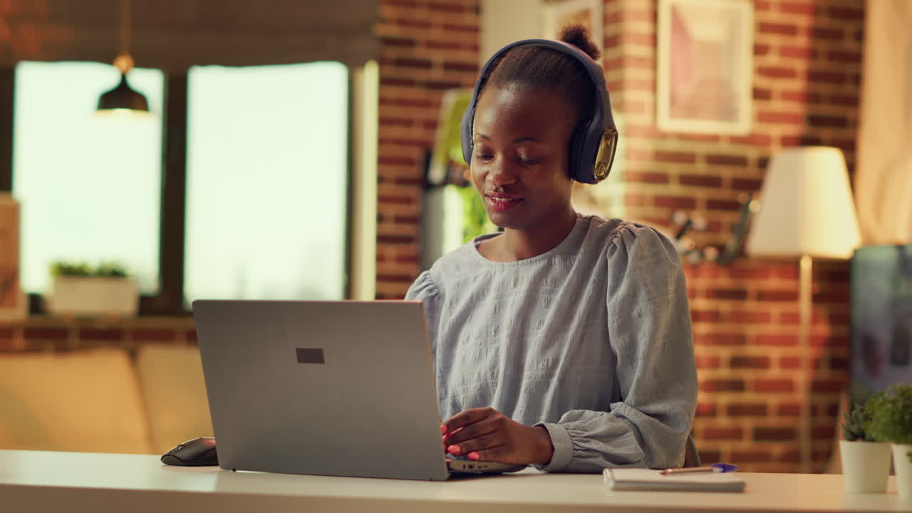 teletrabajador escuchando música
