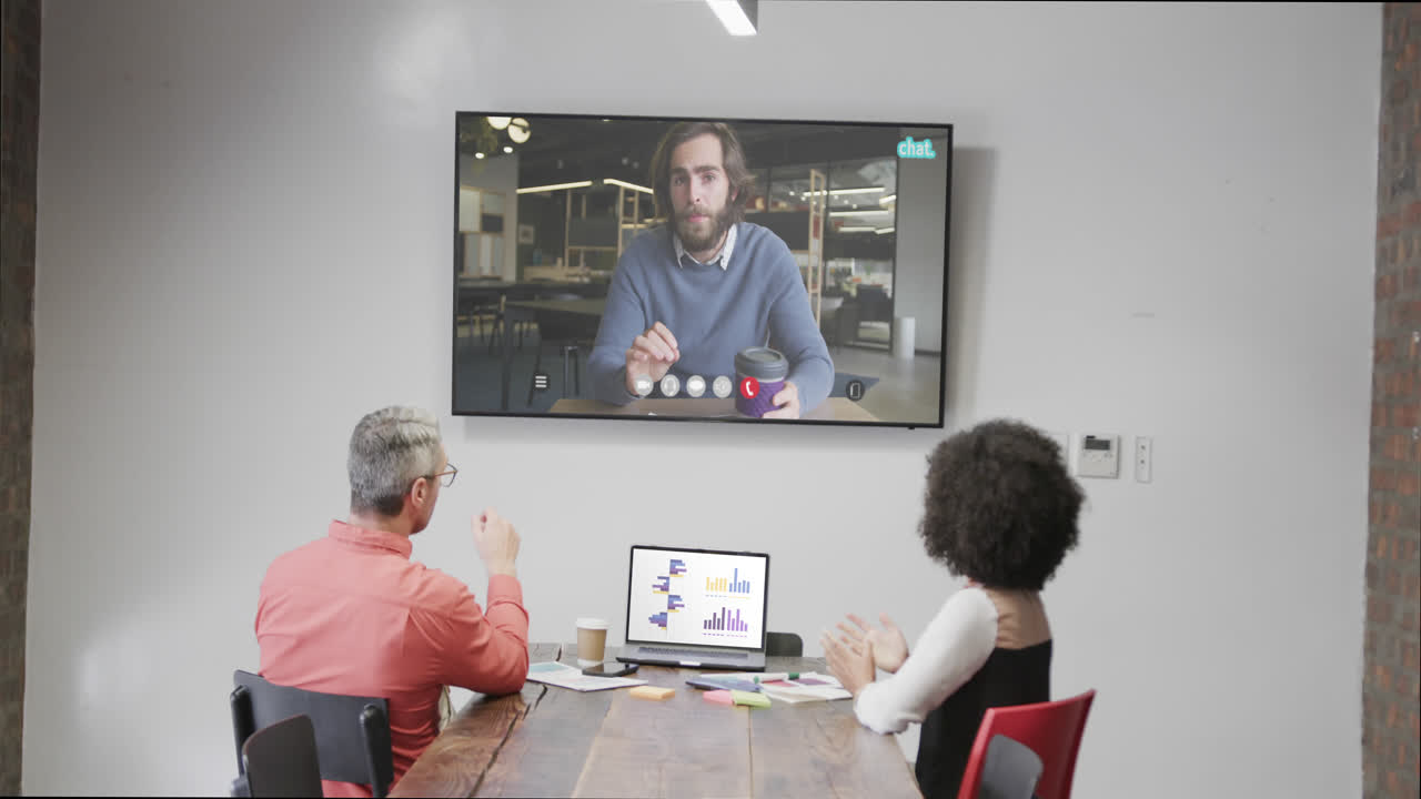 diversas personas de negocios en videoconferencia con un colega caucásico en la pantalla