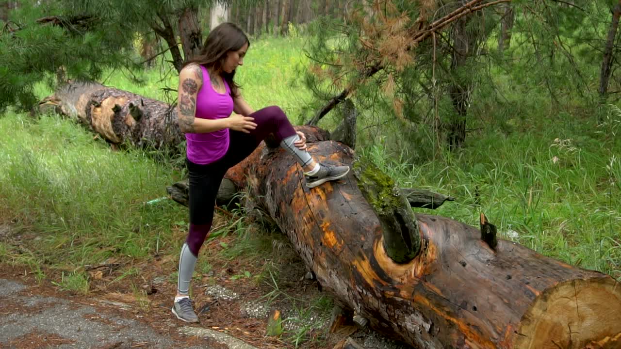 숲에서 펴고 있는 여자