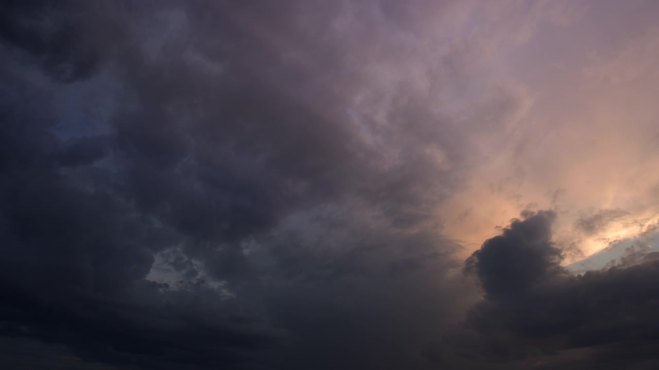 Rayos de sol aparecen detrás de las nubes al atardecer