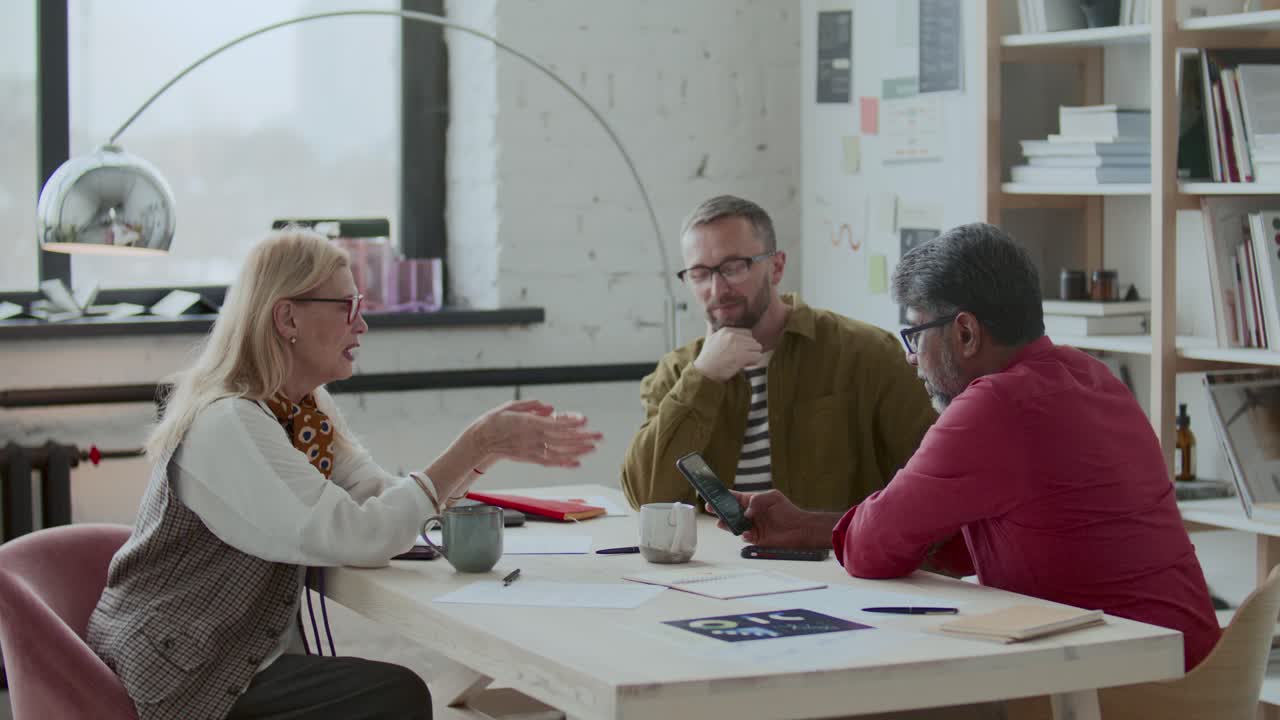 Kvindelig topchef taler med forretningsteam på moderne kontor