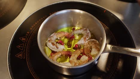 Preparar-Sopa-De-Camarones-De-Marisco-Mediterráneo-Tradicional-En-Una-Olla-Dentro-De-Una-Cocina-De-Restaurante-Profesional