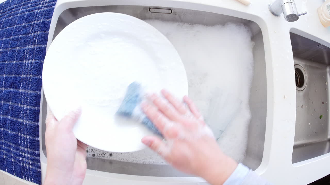 주방 싱크대 에서 세탁 하는 사람 의 관점