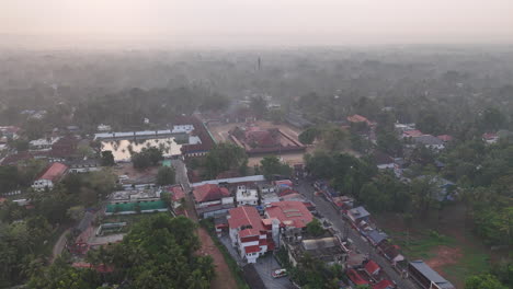 Luftaufnahme-Des-Berühmten-Tempels-Von-Kerala,-Vaikom-Mahadeva-Tempel_Vaikom,-Stadt-Und-Backwaters