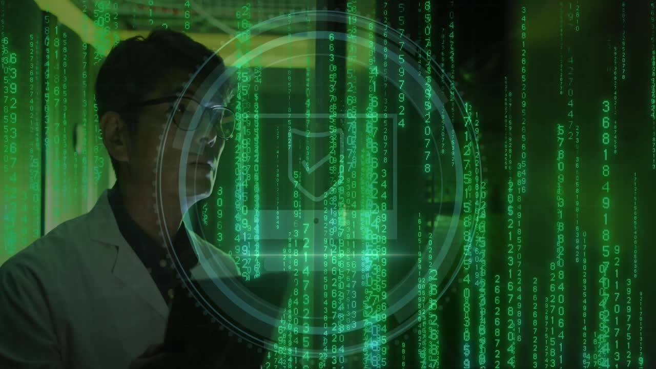 animação de processamento de dados de codificação binária com técnico de ti masculino asiático por servidores de computador