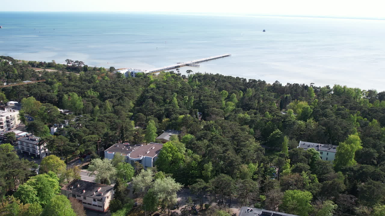 потрясающий вид на залив и деревянный пирс в юрате