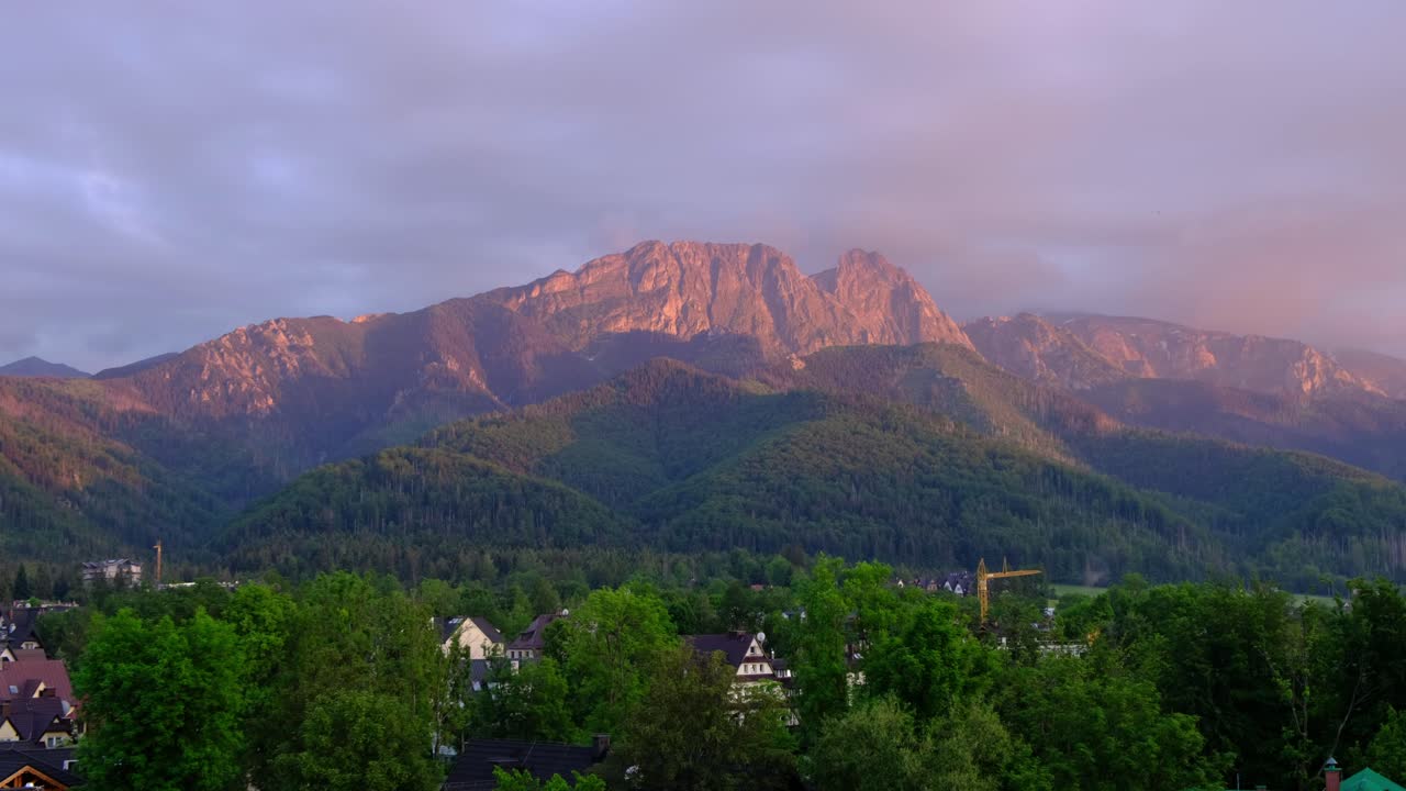 paisaje del legendario pico giewont en las montañas polacas tatry, tierras de cultivo, bosques cerca de zakopane, polonia, una ciudad turística con arquitectura goral tradicional