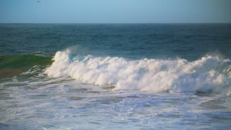 poderosas olas rodando la superficie creando espuma. enorme hinchazón de agua de mar tormentosa