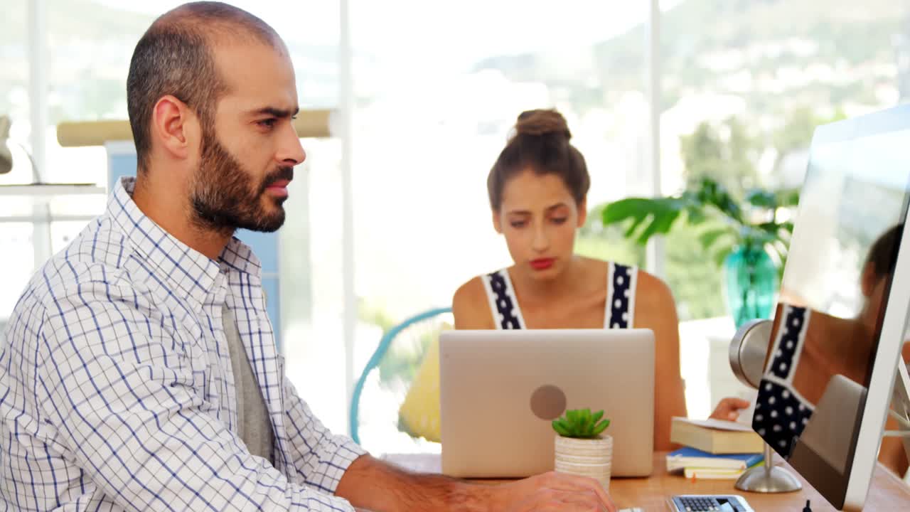 ejecutivo masculino trabajando en una computadora portátil en el escritorio