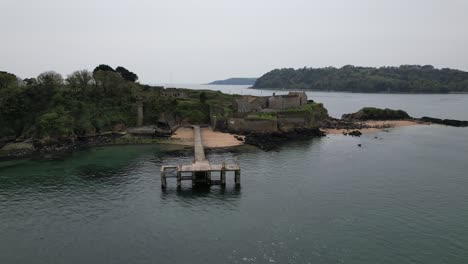 embarcadero de la isla drake, vista aérea de drones de plymouth devon