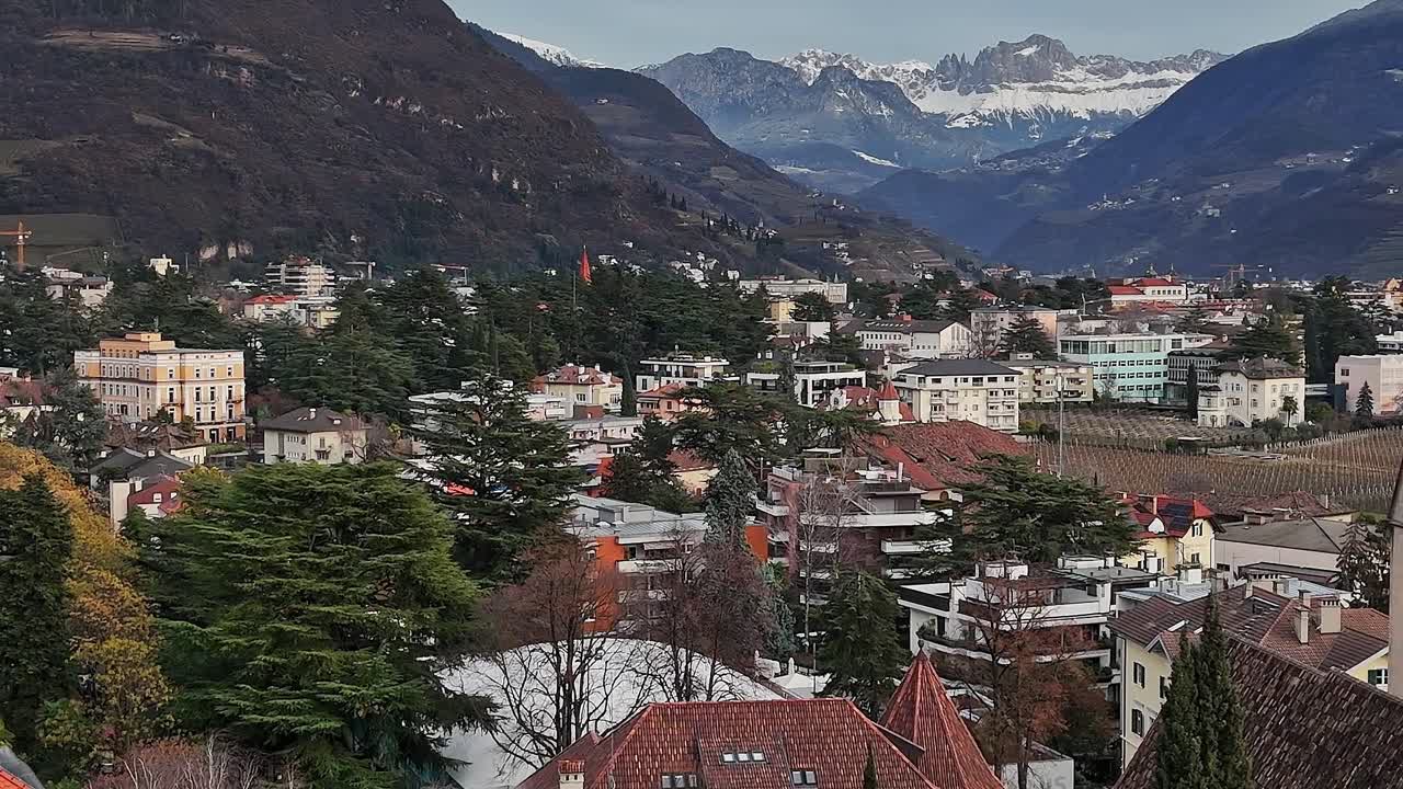 Montagne che si ergono sopra la città nelle Alpi dell'Italia settentrionale