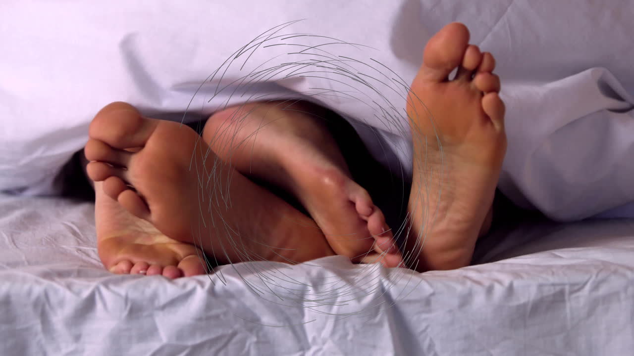 pies bajo la manta con animación de líneas circulares, creando una atmósfera acogedora