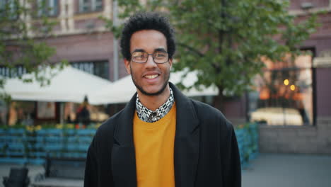 hombre sonriente en un entorno urbano