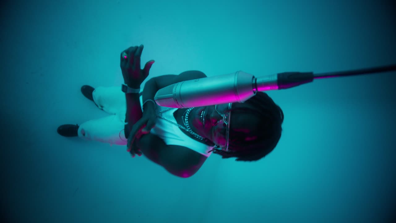 스튜디오 에서 마이크 를 들고 연주 하는 남자