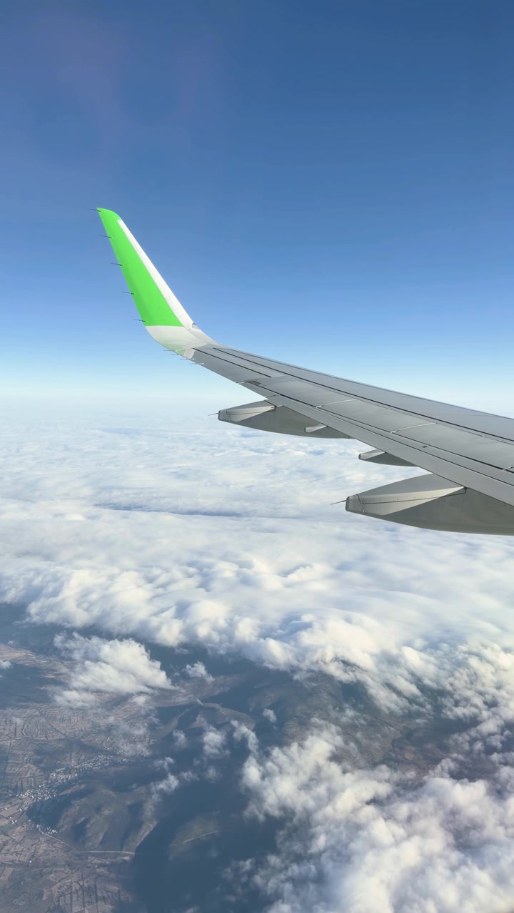 Vol à haute altitude avec des nuages s'étendant sous l'avion.