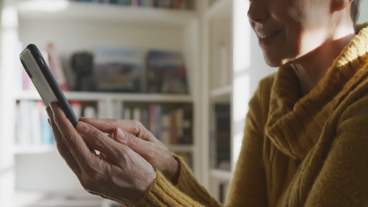 mujer mayor sola en casa