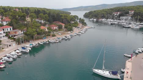 Entrada-De-La-Isla-Dálmata-Con-Barcos-En-Croacia