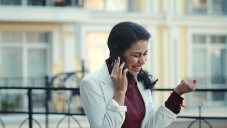 mujer de negocios llamando por teléfono afuera. mujer empresaria comunicándose por teléfono celular.