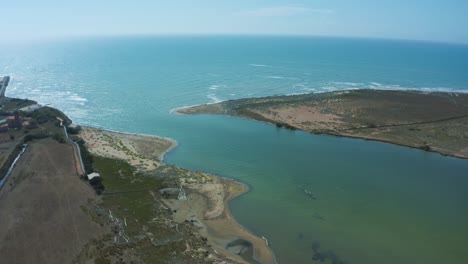 Szenischer-Strand-Und-Küste-Mit-Savannenmeerküste-Im-Maremma-nationalpark-In-Der-Toskana,-Italien-Mit-Dem-Ombrone-flussdelta-Und-Blauem-Wasser-Und-Wolkenhimmel