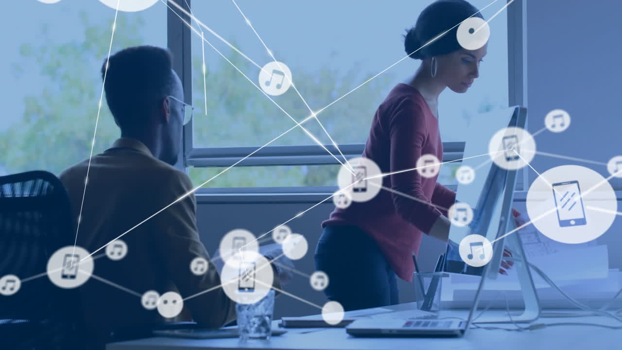 사무실에서 다양한 비즈니스 사람들에 대한 장치 아이콘과 연결 네트워크의 애니메이션