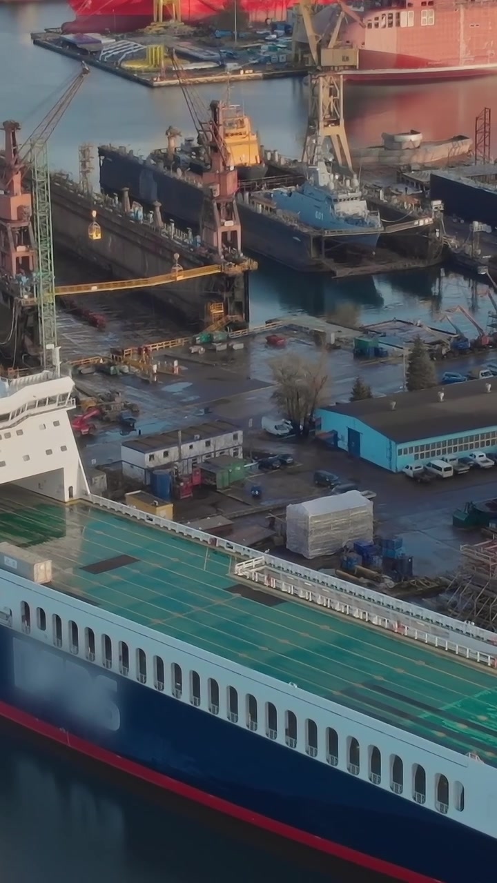 Pemandangan galangan kapal Gdansk dengan kapal dan dok kering di Polandia