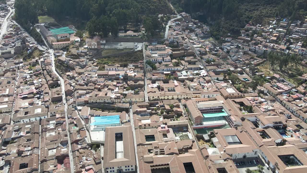 el dron se eleva desde la plaza mayor, revelando el majestuoso sacsayhuaman en una impresionante revelación aérea.