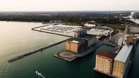 Atemberaubende-Luftaufnahme-Der-Boote,-Die-Im-Yachthafen-Ankommen