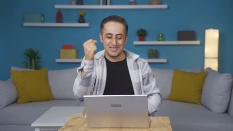 un hombre pensante se le ocurre una gran idea.