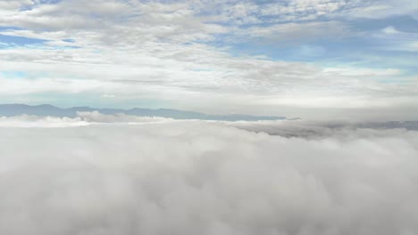 Ver-Por-Encima-De-Las-Nubes-En-La-Mañana