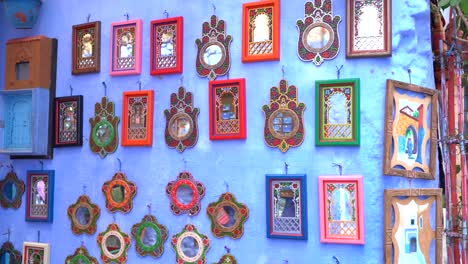 Una-Pared-Azul-En-La-Ciudad-Azul-De-Chefchaouen-Llena-De-Espejos,-Marruecos