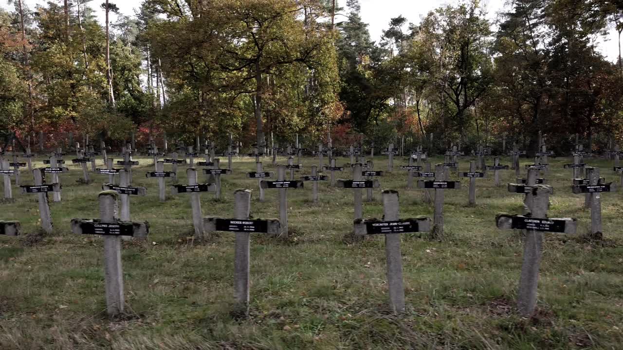 1800년에 버려진 정신과 묘지에서 옆으로 촬영