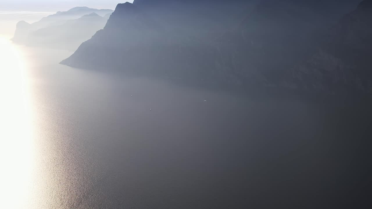 Montagne sulle Alpi con acqua che riflette la luce in Italia